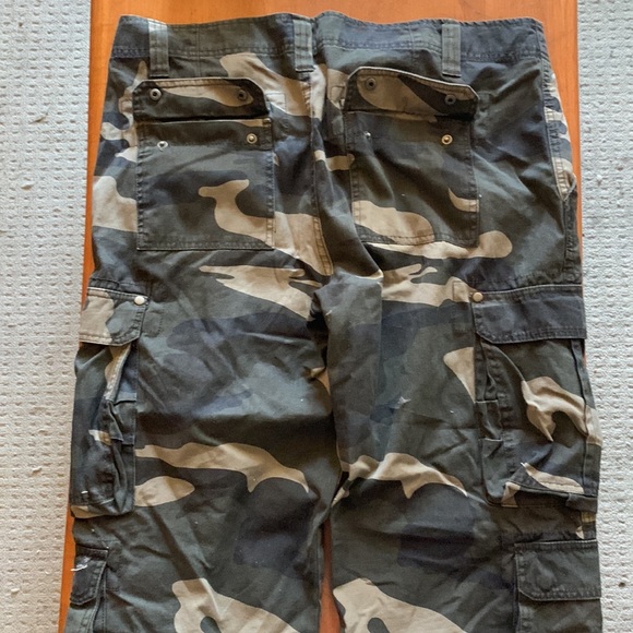 Men’s cargo pants with both side, front and back pockets. - Picture 2 of 4
